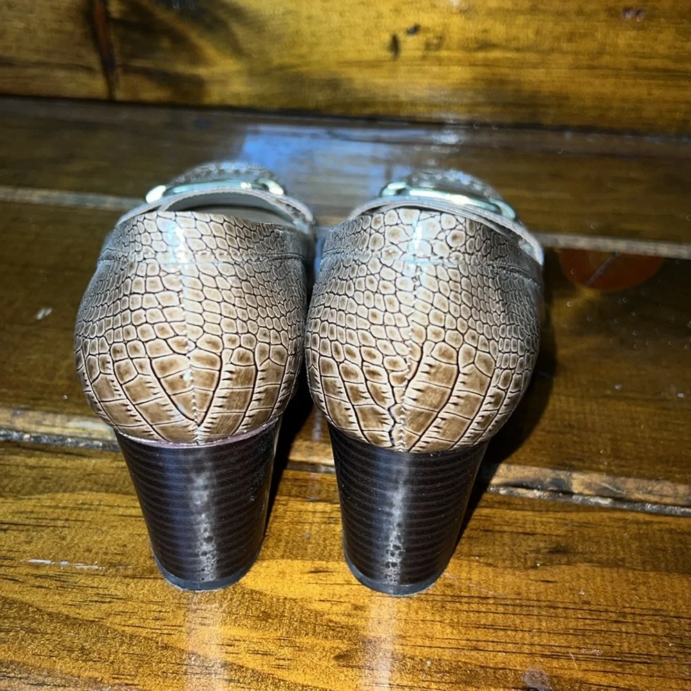 Bandolino‎ Tan Croc Heels w/ Gold Embellishment- 7